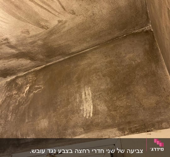 קיר עם סימני צבע ומרקם לא אחיד